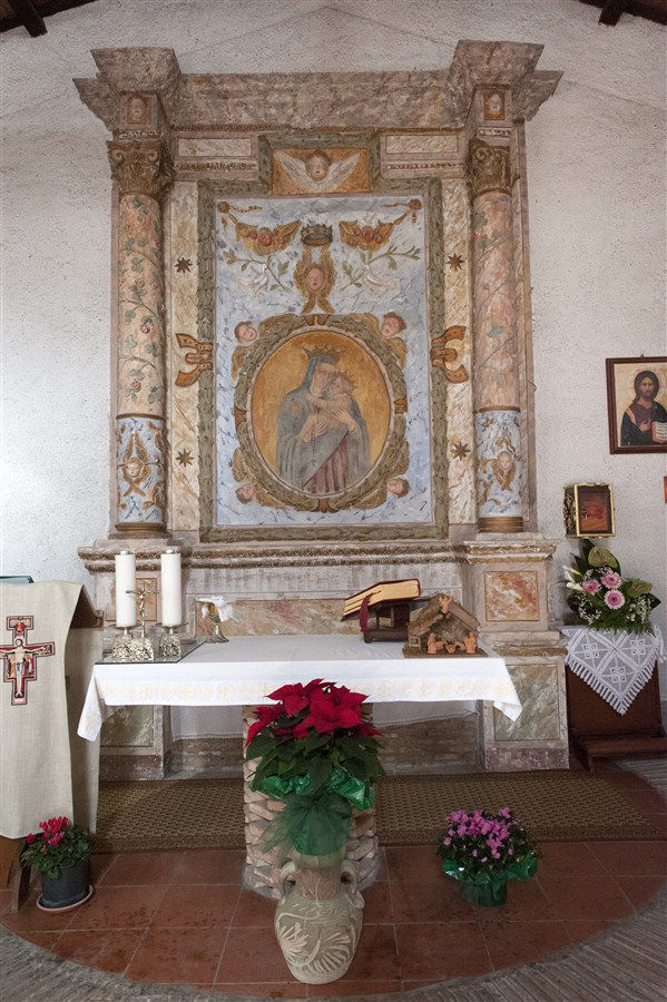 Altare con affresco Madonna del Carmine