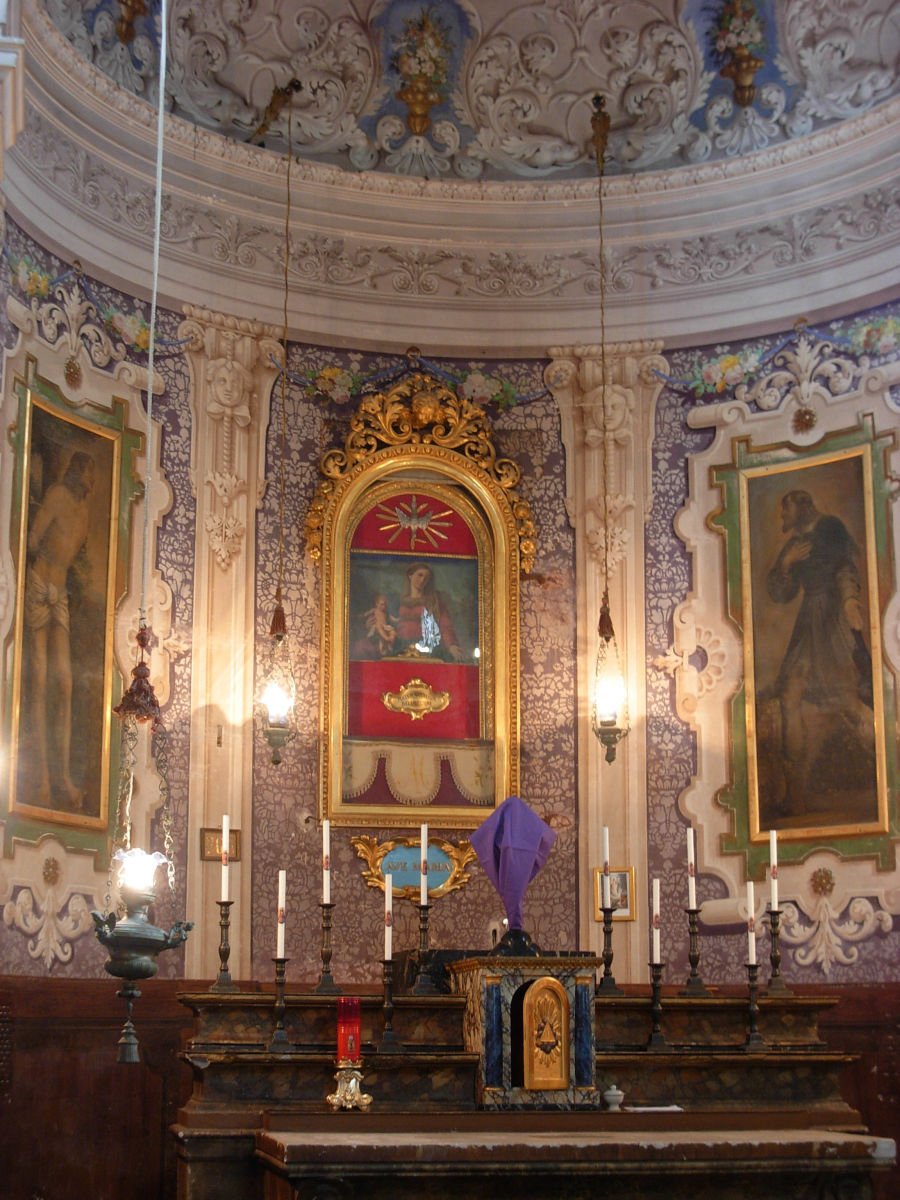 Altare e il quadro Madonna col Bambino