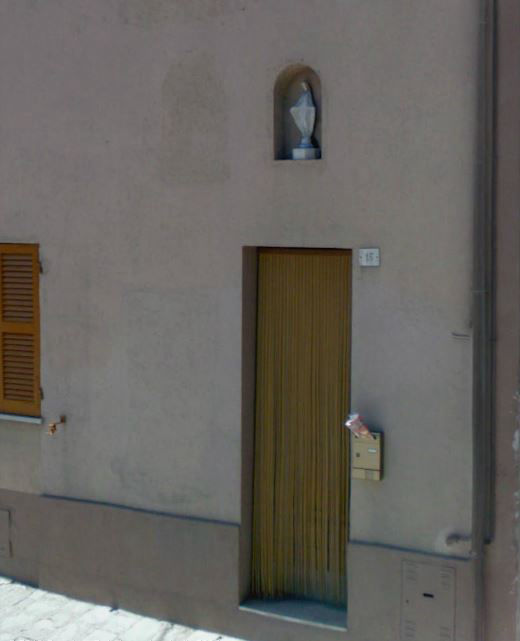 Particolare della nicchia sulla facciata dell'abitazione Conti Antonio