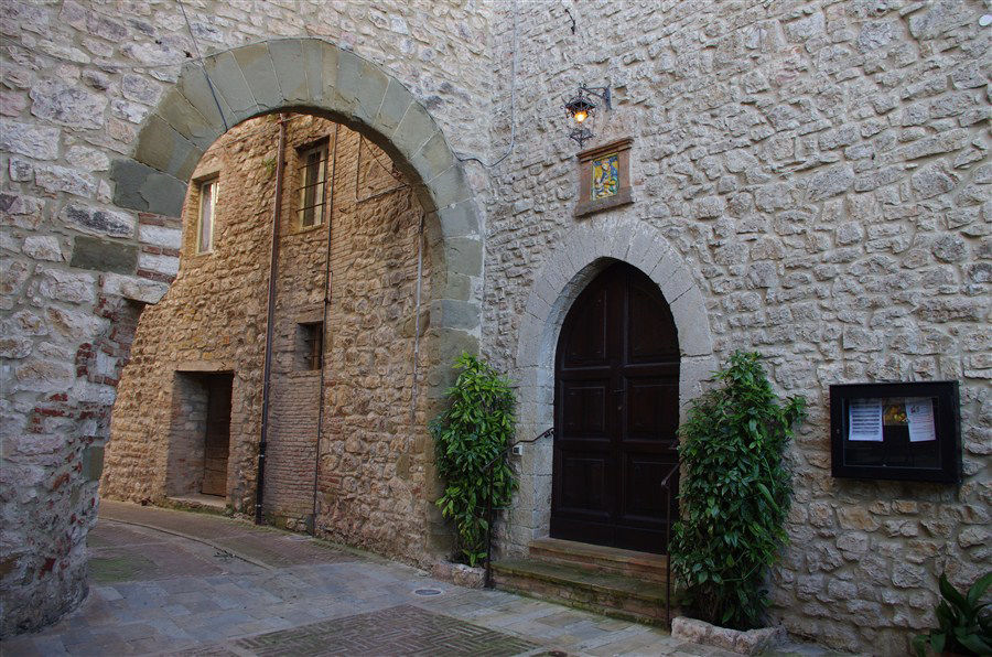 Esterno della Chiesa, accanto alla porta del Castello