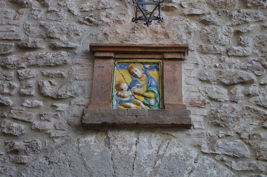Immagine sopra il portale: Madonna con Bambino