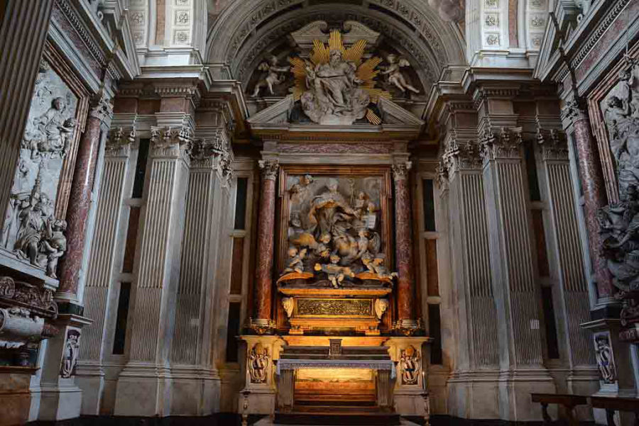 Altare con urna sepolcrale di Sant'Andrea Corsini