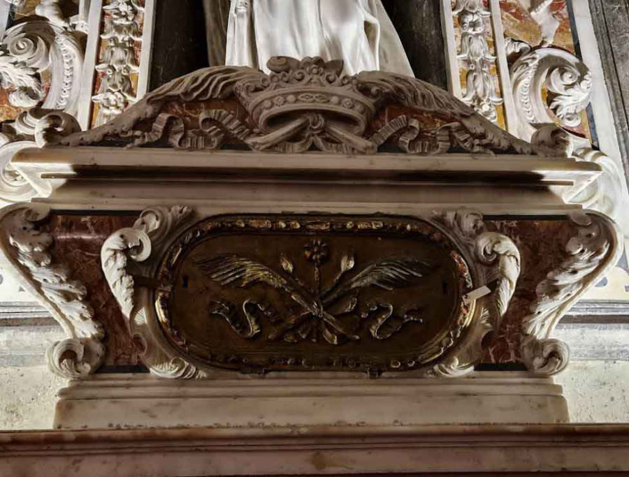 Urna in marmo alla base di Santa Maria Maddalena de' Pazzi