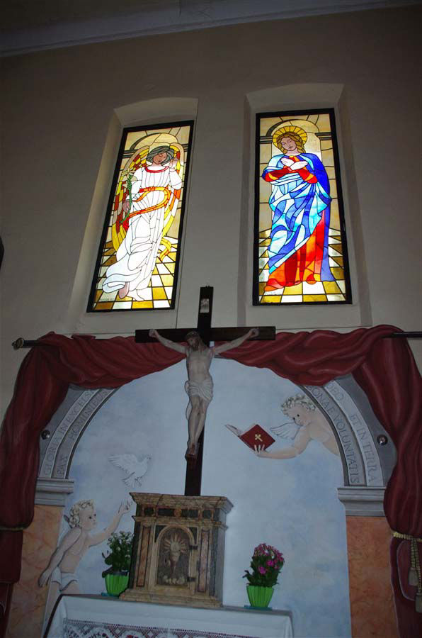 Vetrate decorate dietro l'altare maggiore