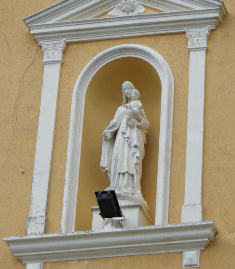 Statua sopra il portale