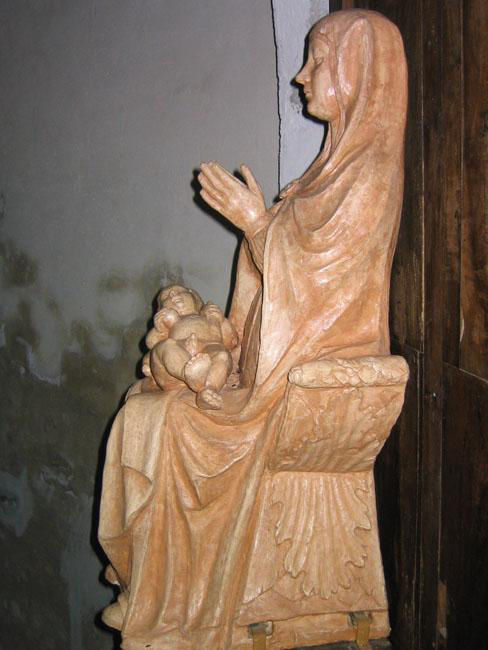 Vista di fianco statua Madonna con Bambino 