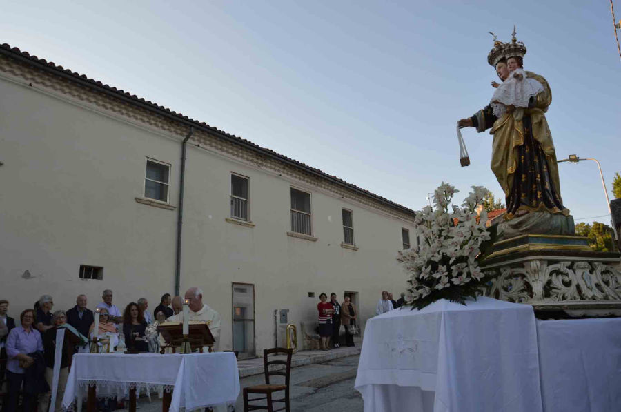 Statua Madonna del Carmine in processione
