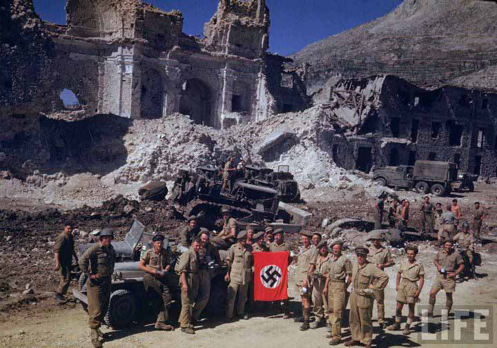 Foto con soldati davanti alle rovine della Chiesa