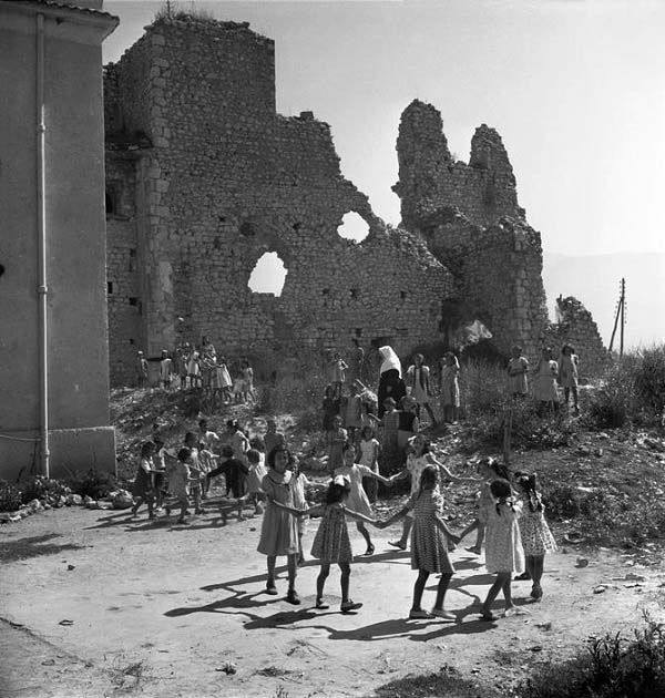 Ragazze orfane che giocano (1948)