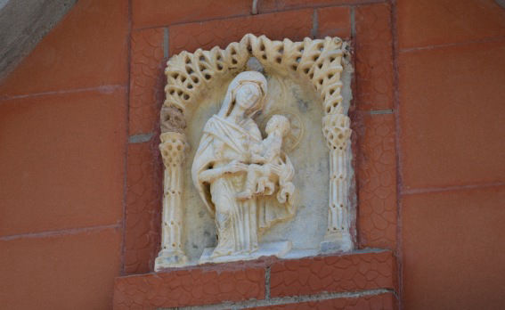 Madonna con Bambino sopra il portale