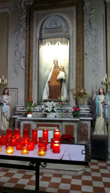 Cappella laterale con statua Madonna del Carmine