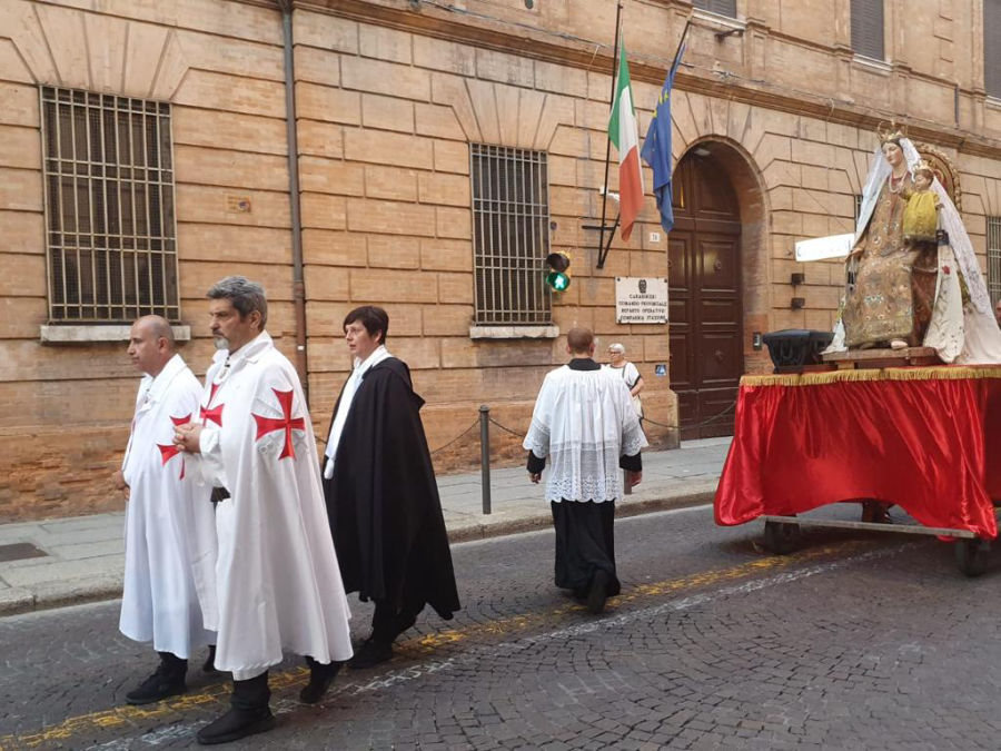 Madonna del Carmine in processione