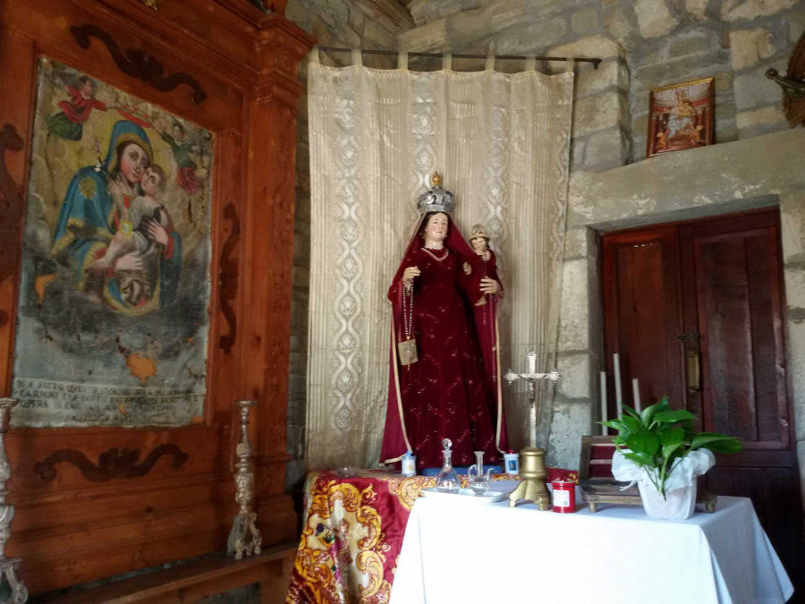 Interno con statua Madonna del Carmine