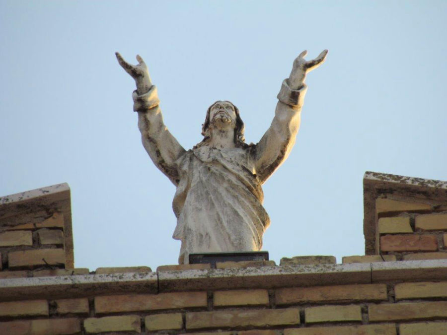Cristo in cima alla Chiesa con le braccia elevate