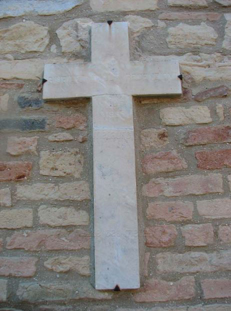 Croce in pietra bianca