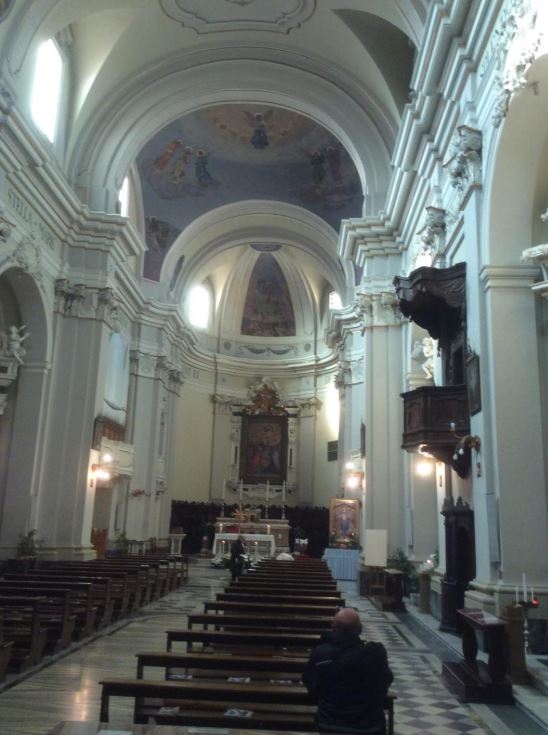 In fondo l'altare maggiore dedicato alla Vergine del Carmelo