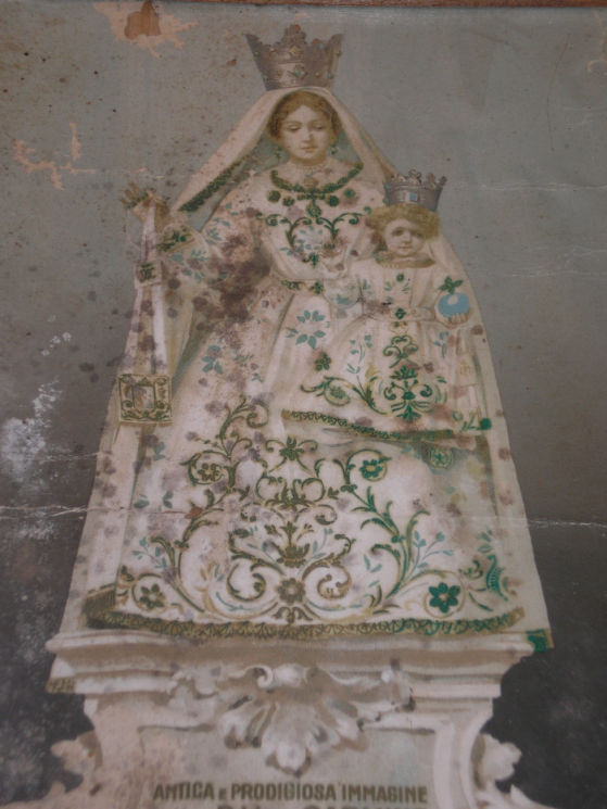 Immagine della Madonna del Carmine all'interno dell'edicola