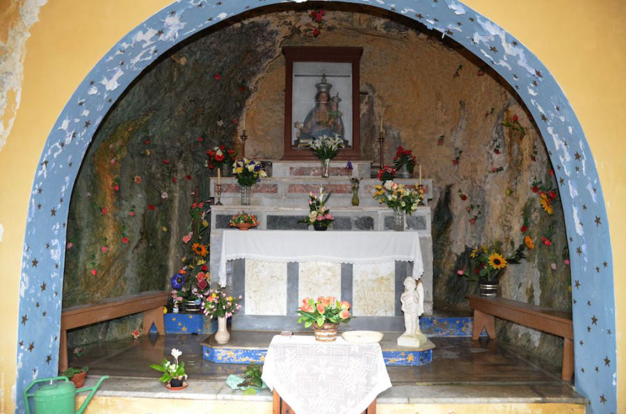 Grotta con la Madonna del Carmine