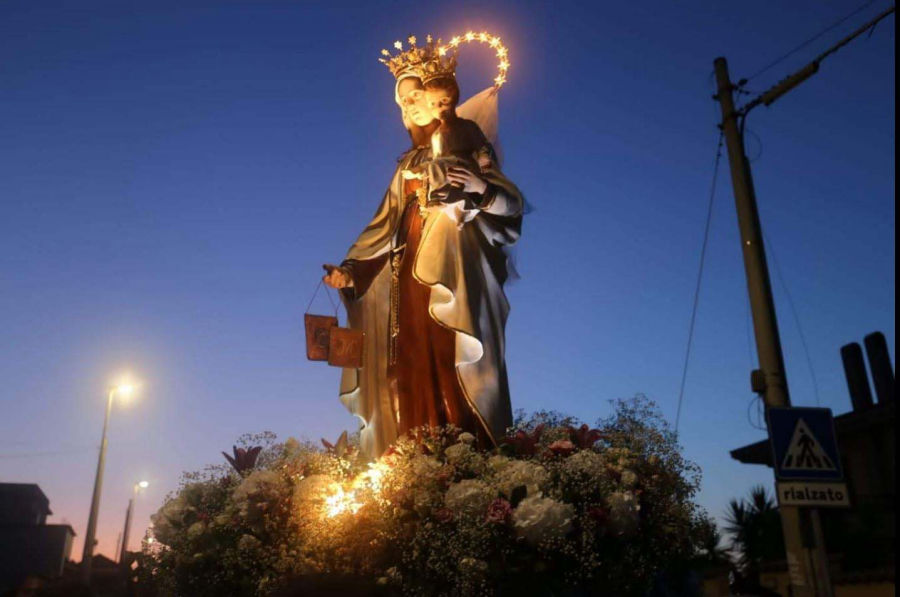 Madonna del Carmine in processione 