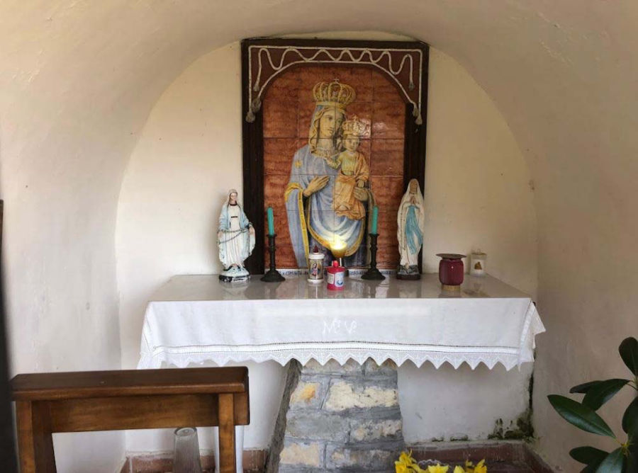 Altare con Madonna in ceramica