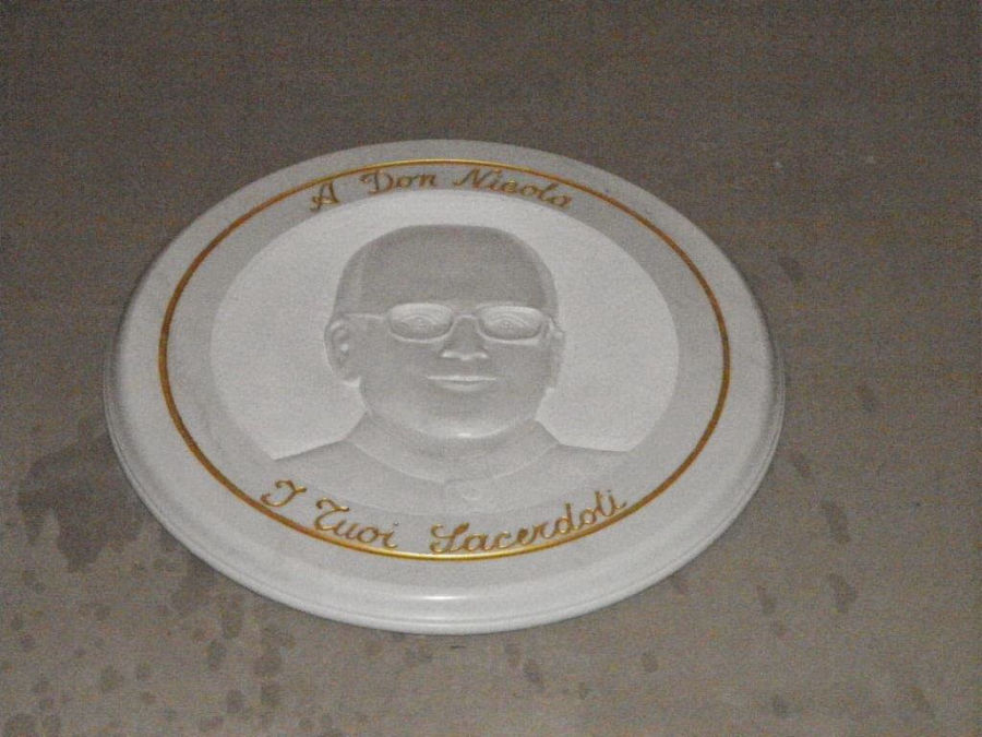 Busto su ovale in ceramica di Don Nicola