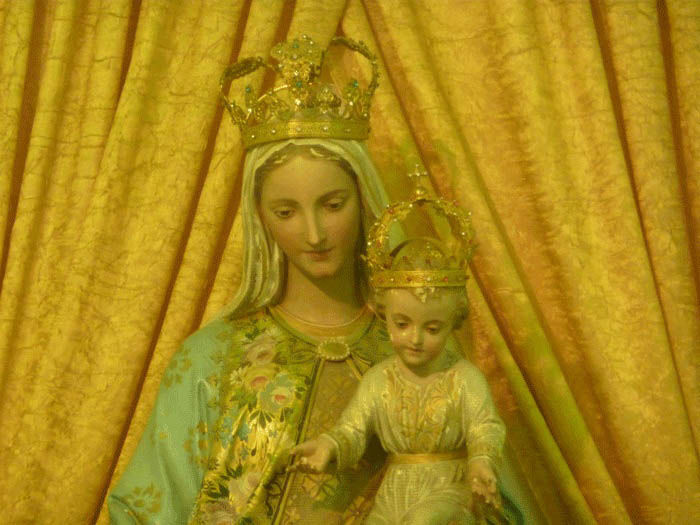 Particolare della statua Madonna del Carmine